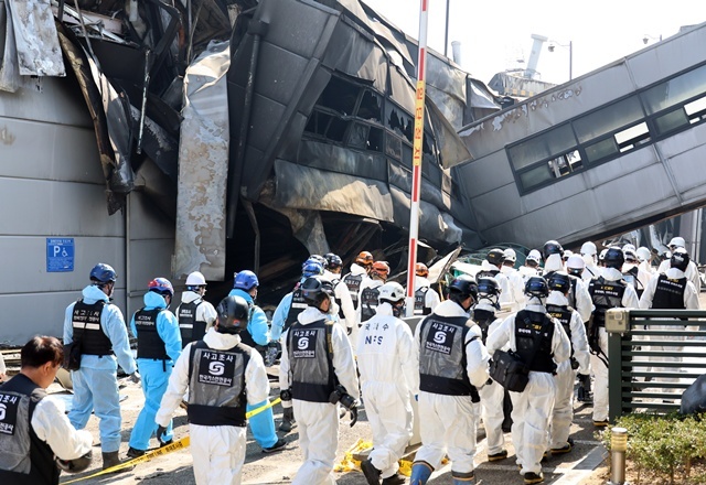 23일 대전 대덕구 소재 자동차 부품 제조업체인 안전공업 주식회사 화재 합동 감식에 나선 경찰 관계자들이 불에 탄 건물 안으로 진입하고 있다. / 연합뉴스