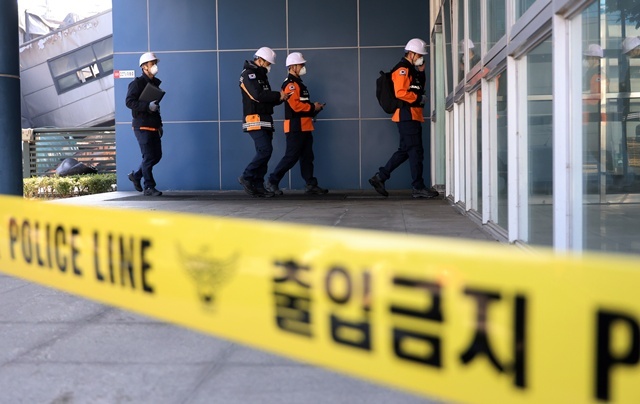 23일 대전 대덕구 소재 자동차 부품 제조업체인 안전공업 주식회사 화재 합동 감식에 나선 감식 당국 관계자들이 안전공업 건물 안으로 진입하고 있다. / 연합뉴스