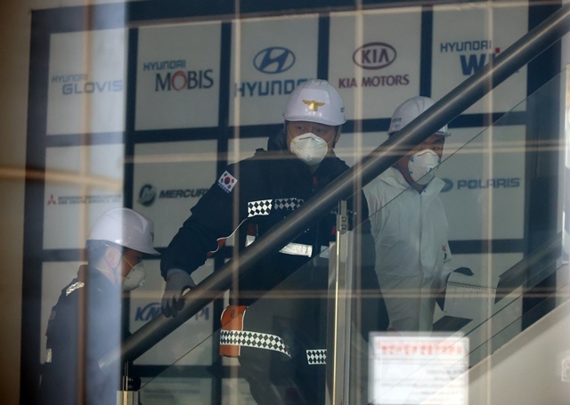 23일 대전 대덕구 소재 자동차 부품 제조업체인 안전공업 주식회사 화재 합동 감식에 나선 감식 당국 관계자들이 안전공업 건물 안으로 진입하고 있다. / 연합뉴스