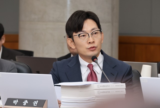 2025년 10월 24일 대전 한국전자통신연구원(ETRI)에서 열린 과학기술정보방송통신위원회 국정감사에서 국민의힘 박충권 의원이 질의하고 있다. / 연합뉴스