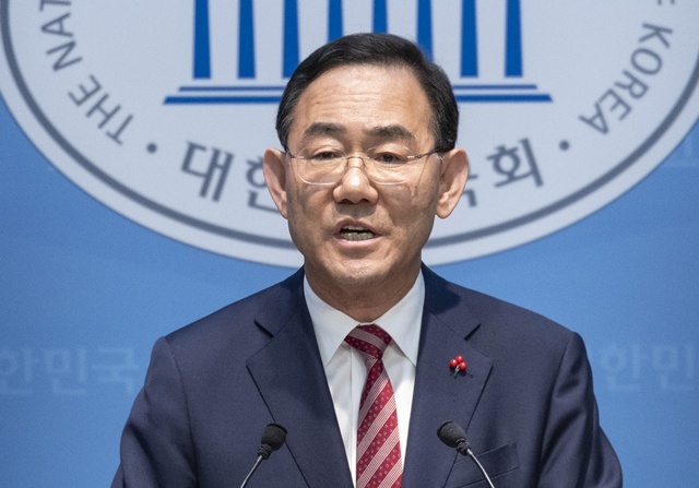 국민의힘 대구시장 후보 경선에서 '컷오프'된 주호영 국회부의장이 26일 국회 소통관에서 기자회견을 하고 있다. 주 부의장은 이날 서울남부지법에 대구시장 후보 탈락에 대한 효력 정지 가처분 신청을 했다. / 연합뉴스