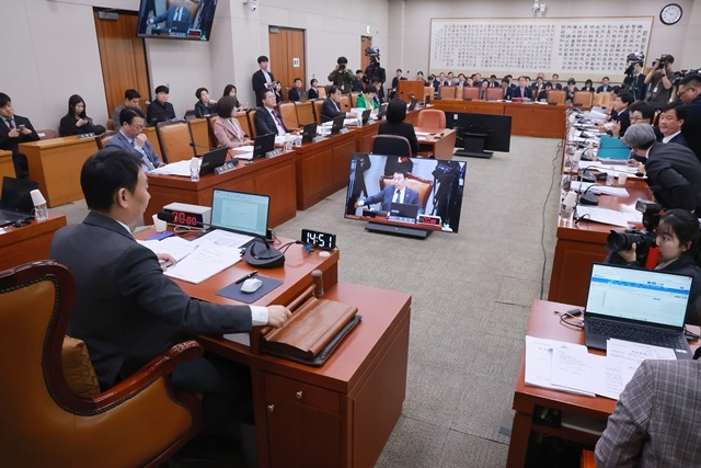 30일 국회에서 열린 법제사법위원회 전체회의에서 위원장 직무대행인 더불어민주당 김용민 의원이 민주유공자 예우에 관한 법률안을 의결하고 있다. / 연합뉴스