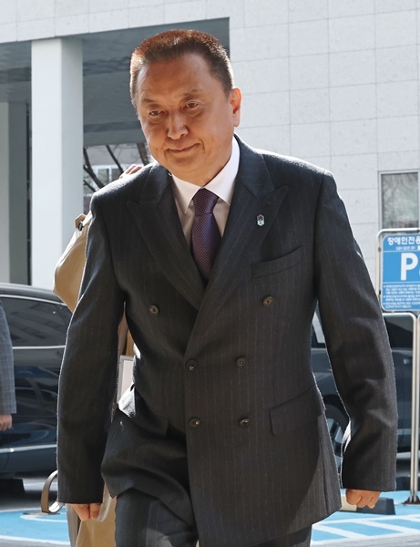 김영환 충북도지사가 23일 서울 양천구 서울남부지방법원에서 자신을 6·3 지방선거 공천에서 배제(컷오프)한 국민의힘 공천관리위원회 결정 효력을 정지해 달라며 낸 가처분 신청 심문에 출석하기 위해 법정으로 향하고 있다. / 연합뉴스