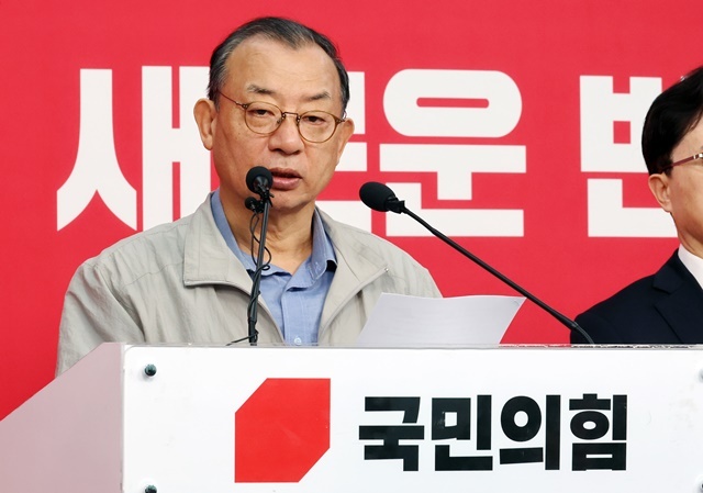 국민의힘 이정현 공천관리위원장이 31일 서울 영등포구 여의도 중앙당사에서 50만 이상 도시 경선 결과 발표를 하고 있다. / 연합뉴스