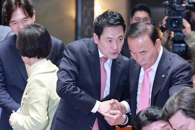 국민의힘 장동혁 대표가 31일 국회에서 열린 의원총회에 참석하며 박덕흠 의원과 대화하고 있다. / 연합뉴스