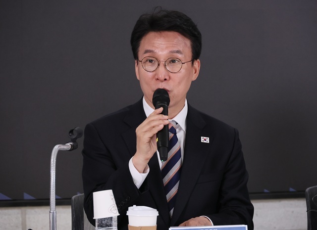 김민석 국무총리가 8일 서울 중구 국토발전전시관에서 열린 중동상황 건설기업 금융애로 점검 간담회에서 발언하고 있다. / 연합뉴스