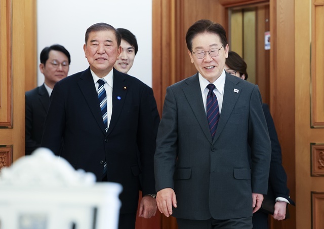 이재명 대통령과 이시바 시게루 전 일본 총리가 8일 오찬을 위해 청와대 인왕실로 입장하고 있다. / 연합뉴스