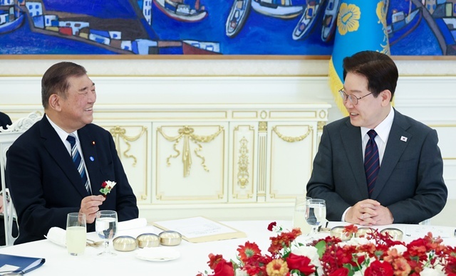 이시바 시게루 전 일본 총리가 8일 청와대에서 열린 이재명 대통령과의 오찬에서 오찬장에 놓인 꽃을 들고 발언하고 있다. / 연합뉴스