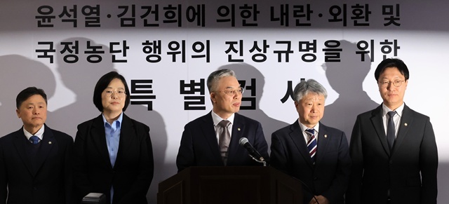권창영 특별검사가 2월 25일 과천 사무실에서 윤석열ㆍ김건희에 의한 내란ㆍ외환 및 국정농단 행위의 진상규명을 위한 특별검사 사무실 현판식을 마치고 특검보들과 입장발표를 하고 있다. / 연합뉴스
