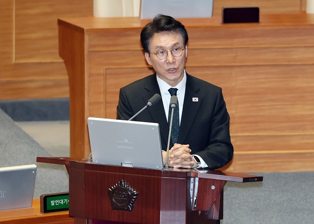 김민석 국무총리가 13일 국회에서 열린 교육·사회·문화 분야 대정부 질문에서 국민의힘 조배숙 의원의 질문에 답하고 있다. / 연합뉴스