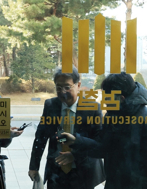 쌍방울 대북송금 '진술회유' 의혹을 받는 방용철 쌍방울 그룹 전 부회장이 6일 조사를 받기 위해 서울 서초구 고검으로 출석하고 있다. 2026.1.6 / 연합뉴스