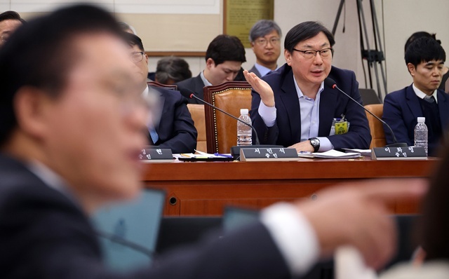 14일 국회 '윤석열 정권 정치검찰 조작기소 의혹 사건 진상규명' 국정조사특별위원회에서 열린 쌍방울 대북 송금 사건 관련 청문회에서 증인으로 출석한 이화영 전 경기도 평화부지사가 의원 질의에 답하고 있다. / 연합뉴스