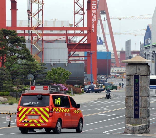 울산 해군 잠수함 화재 합동감식을 위해 14일 오전 울산소방본부 관계 차량이 HD현대중공업 울산조선소 정문을 통과하고 있다. / 연합뉴스