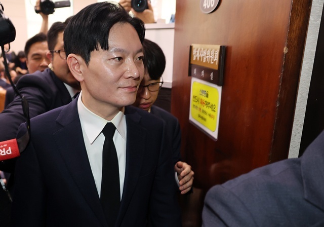 14일 국회 '윤석열 정권 정치검찰 조작기소 의혹 사건 진상규명' 국정조사특별위원회에서 열린 쌍방울 대북 송금 사건 관련 청문회에서 사건을 수사했던 박상용 검사가 증인선서를 거부하고 서영교 위원장의 대기 장소 이동 조치에 따라 회의장을 나서고 있다. / 연합뉴스