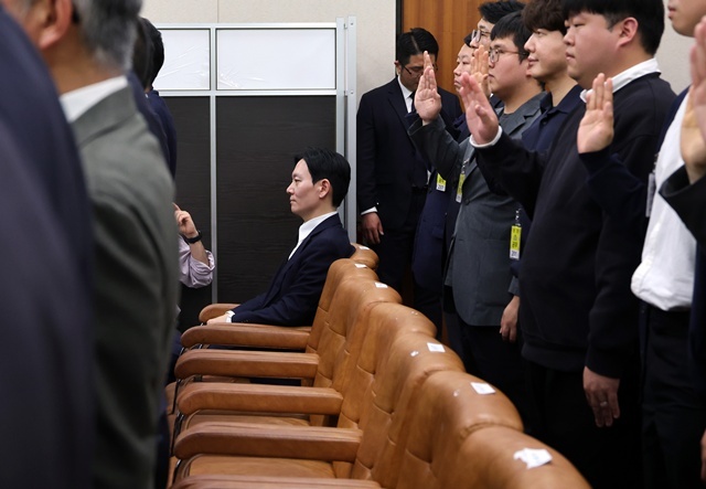 14일 국회 '윤석열 정권 정치검찰 조작기소 의혹 사건 진상규명' 국정조사특별위원회에서 열린 쌍방울 대북 송금 사건 관련 청문회에서 사건을 수사했던 박상용 검사가 증인선서를 거부한 채 증인석에 앉아 있다. / 연합뉴스