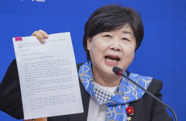 국회 윤석열 정권 정치검찰 조작기소 의혹 사건 진상규명 국정조사특별위원회 위원장인 더불어민주당 서영교 의원이 13일 국회에서 열린 중간보고회에서 이재명 대통령의 대표 시절 국회에 제출한 체포동의안을 들어 보이며 사건들의 연관성에 대해 설명하고 있다. / 연합뉴스