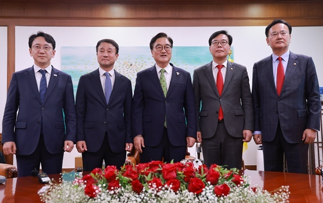 15일 서울 여의도 국회의장실에서 우원식 국회의장 주재로 더불어민주당 한병도 원내대표와 국민의힘 송언석 원내대표가 회동하기에 앞서 기념 촬영하고 있다. 왼쪽부터 더불어민주당 천준호 원내운영수석부대표와 한 원내대표, 우 의장, 국민의힘 송 원내대표와 유상범 원내운영수석부대표. / 연합뉴스