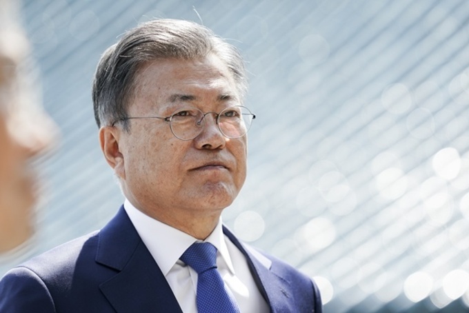 검찰, 문재인 전 대통령 2억여원 뇌물수수 혐의로 기소(종합)