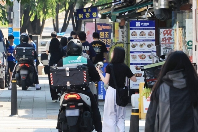 장기 불황에 대출로 버틴다…숙박·음식점업 대출 90조원 넘어