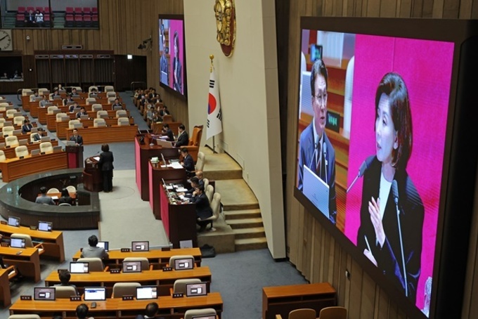 金총리, '개헌시 李대통령엔 연임제 미적용' 질문에 "그렇다"(종합)