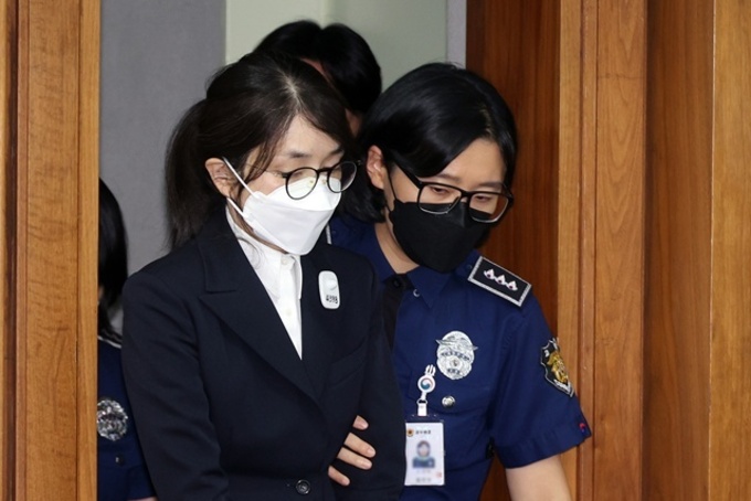 '영부인 첫구속' 김건희 특검재판 시작…직업 묻자 "무직입니다"