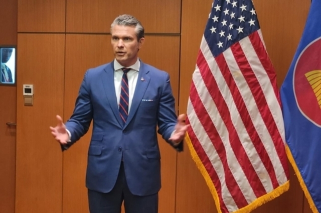 美국방, 'DMZ 방문 메시지' 질문에 "위협에 눈감지 않아"(종합)