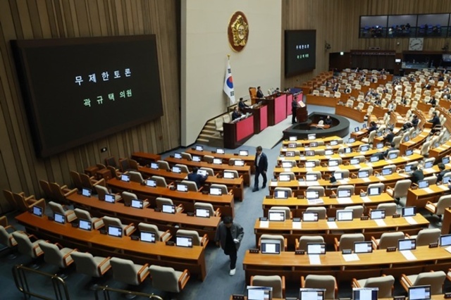 달아오르는 연말 입법 전쟁…여야, 3박 4일 필버 대결 돌입(종합)