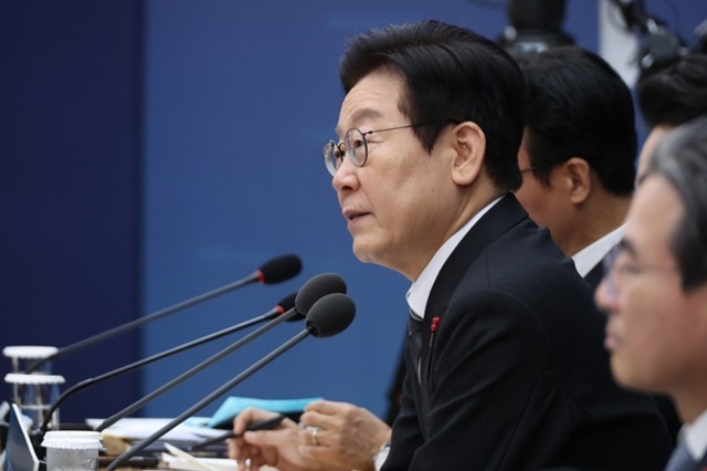 李대통령 "공공임대, 역세권에 지어라…택지 개발도 LH가 직접"(종합)