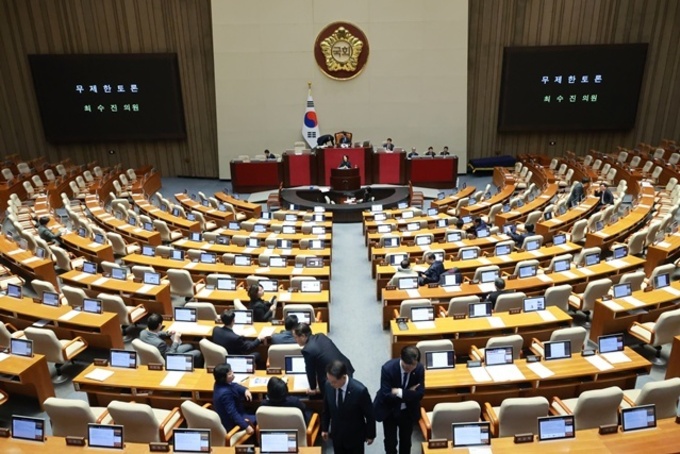 허위조작정보근절법, 與주도 처리될듯…텅빈 본회의장 밤샘 필버(종합)