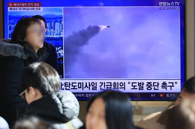 北, 동해상으로 탄도미사일 수발 발사…당대회 앞두고 무력시위(종합)