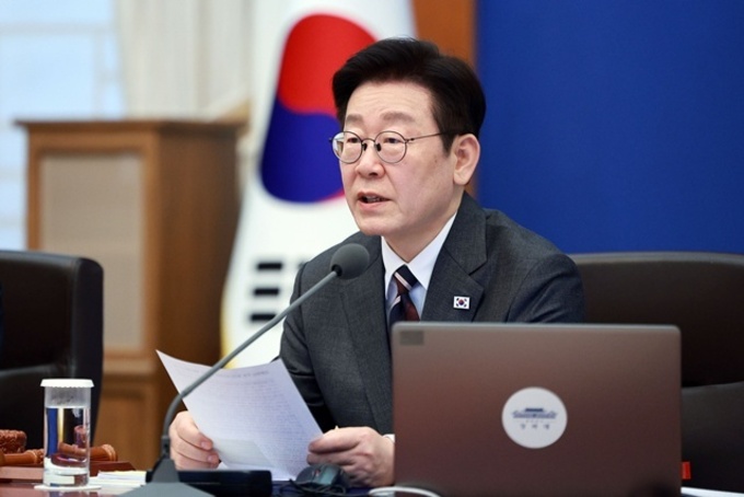 李대통령 "집값과 주가 같은 선상 판단 안 돼…선동 옳지 않아"