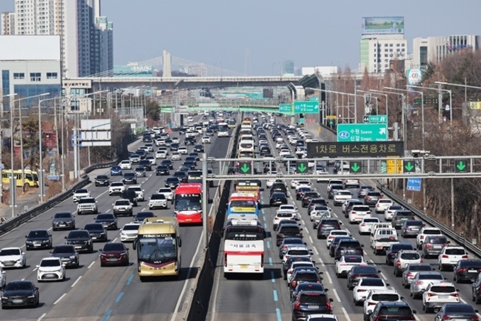 설 연휴 마지막 귀경길 일부 구간 정체…부산→서울 5시간