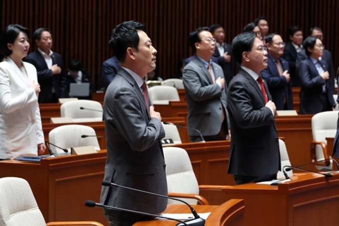 국힘 "'尹복귀' 명백히 반대"…의원 전원 명의 결의문 채택