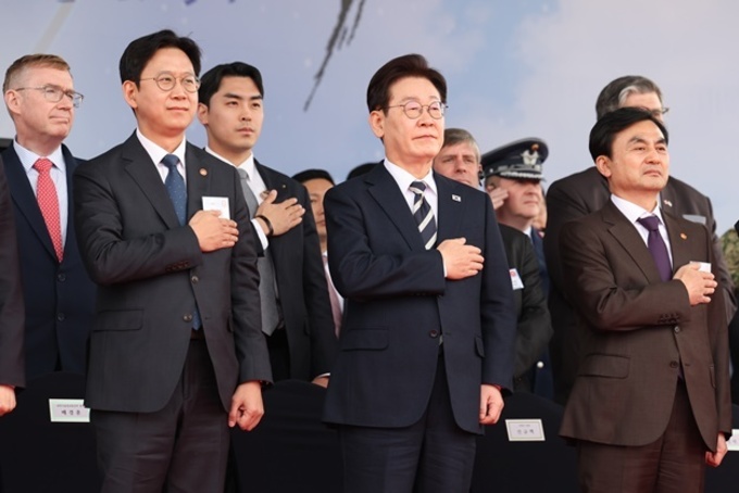 역사적인 KF-21 1호기 출고식…李대통령, 조종사 어깨 두드려 격려(종합)