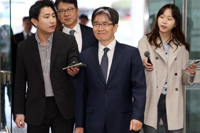 공수처장·차장 첫 법정 출석…'제식구 감싸기' 직무유기 부인