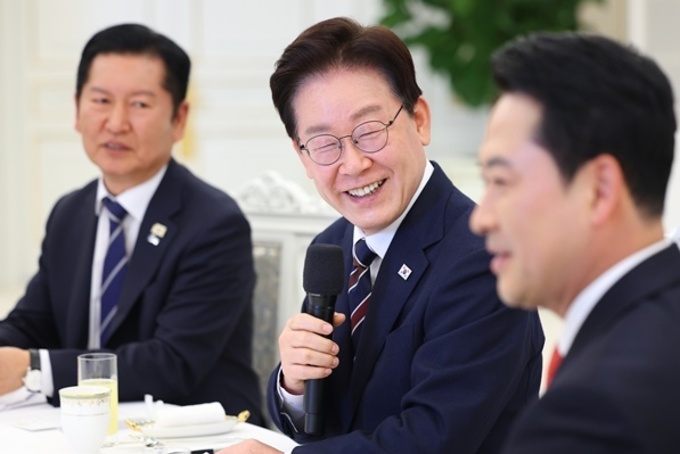 張 '연임 않겠다 선언' 요구…李대통령 "연임 개헌 불가능하지 않나"(종합2보)