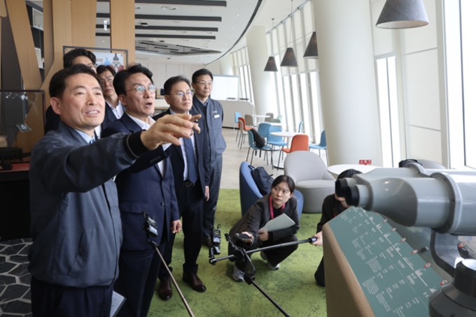 김민석 총리, 여수국가산업단지 LG화학 공장 방문해 석유화학산업 현장 점검