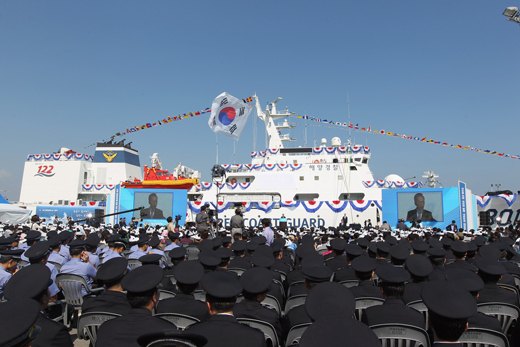 이명박 대통령이 24일 오후 부산해양경찰서 전용부두에서 열린 제59주년 ‘해양경찰의 날’ 기념식에서 축사를 하고 있다. (사진=청와대)