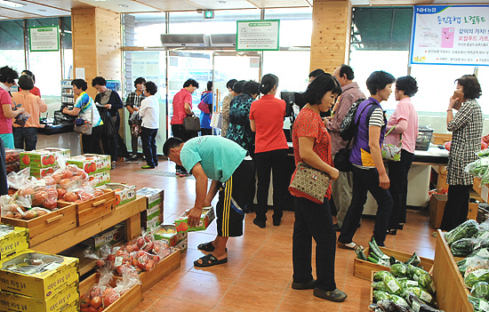 제 지역에서 수확한 친환경 농산물을 팔고 있는 한 로컬푸드직매장. 싸고 안전한 먹거리를 찾으려는 소비자들의 발길이 끊이지 않는다. (사진=농림축산식품부)