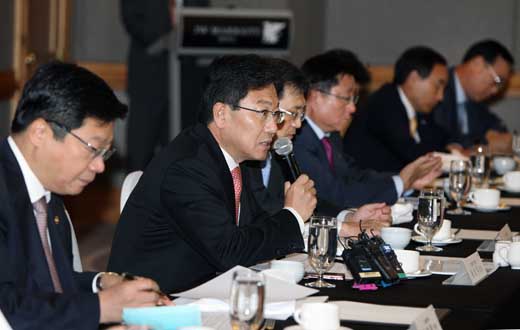 윤상직 산업통상자원부장관은 6일 오전 서울 반포동 메리어트호텔 미팅룸에서 주형환 기획재정부 1차관, 권오현 삼성전자 부회장, 박진수 LG화학 부회장 등 관계자가 참석한 가운데 주요기업 투자 간담회를 주재하고 의견을 교환하고 있다. (사진 = 산업통상자원부)