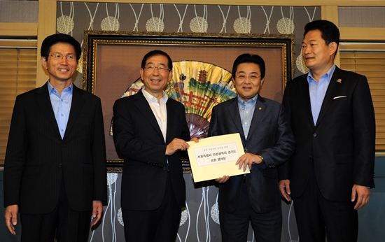 전병헌 민주당 원내대표와 만나 3개 시도 공동 합의문을 전달하는 박원순 서울시장 (사진=서울시)