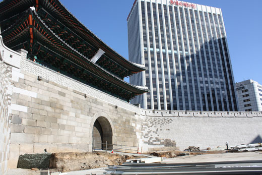 문화재청은 지난 14일 숭례문 복구 마무리 현장설명회를 열었다. 현재 숭례문 복구공사는 96% 진행된 상태로 문화재청은 차질없이 마무리 작업을 진행 중이다 (사진=문화체육관광부)