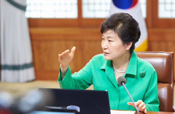 박근혜 대통령이 10일 청와대에서 열린 수석비서관회의를 주재하고 있다. (사진=청와대)
