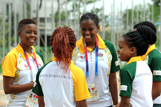 남아프리카공화국 선수단이 유니폼 뒷면에 한국어로 “한국에 감사하다”는 내용의 문구를 써넣었다. (사진=광주하계유니버시아드 조직위원회)