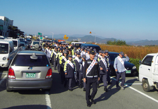 김천소방서 아포119안전센터는 26일 아포의용소방대 및 아포여성의용소방대, 남면의용소방대, 감문의용소방대원 100여명을 대상으로 10월 정기 화재예방 캠페인 및 예방교육을 실시했다.(사진=김천소방서)