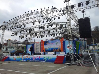 관광객의 열기로 가득한 퀴즈맞추기 장면.