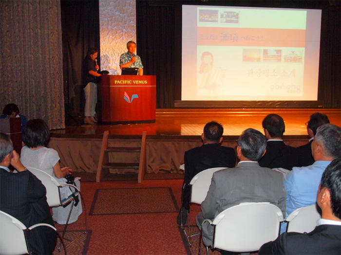 박승호 포항시장이 지난해 「퍼시픽 비너스」호 내에서 열린 선상브리핑에서 포항의 먹거리와 볼거리를 소개하고 있다. (사진=포항시)