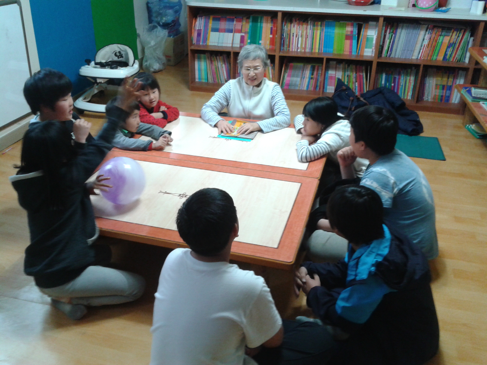 봉화군의 “이야기 할머니의 재미있는 옛날이야기”와 “수화배우기” 모습. (사진=봉화군)