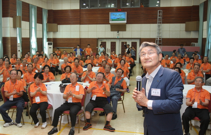 박승호 포항시장이 양포교회에서 노인지도자로서의 자부심을 가져줄 것을 당부하고 있다. (사진=포항시)