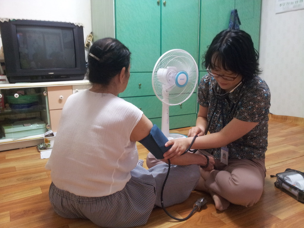 포항시 남․북구 보건소는 폭염 경보가 발효하자 취약계층을 방문해 건강을 검진하고 있다. (사진=포항시)